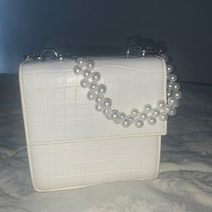 ‼️brand new‼️Mini Pearl handle crock pattern white bag